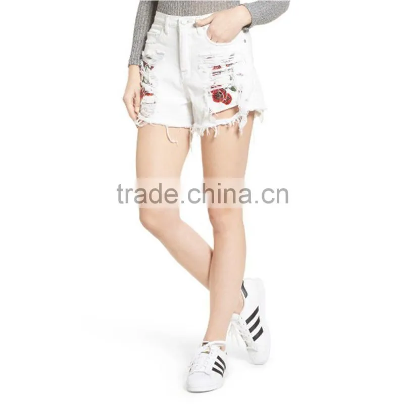 Embroidered Pocket Damaged Woman Denim Shorts