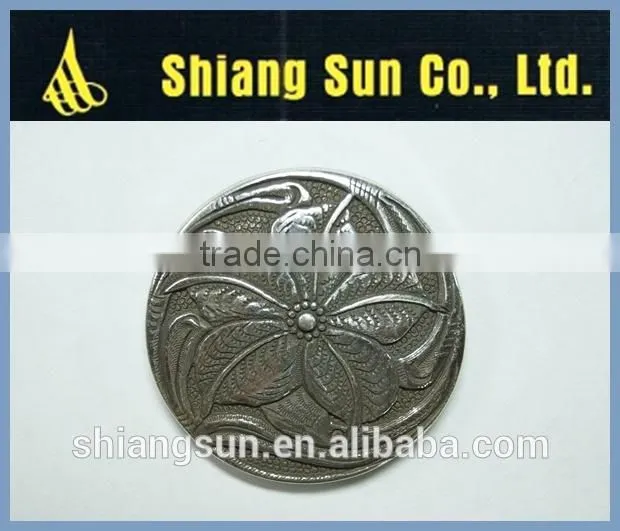 logo belt buckle