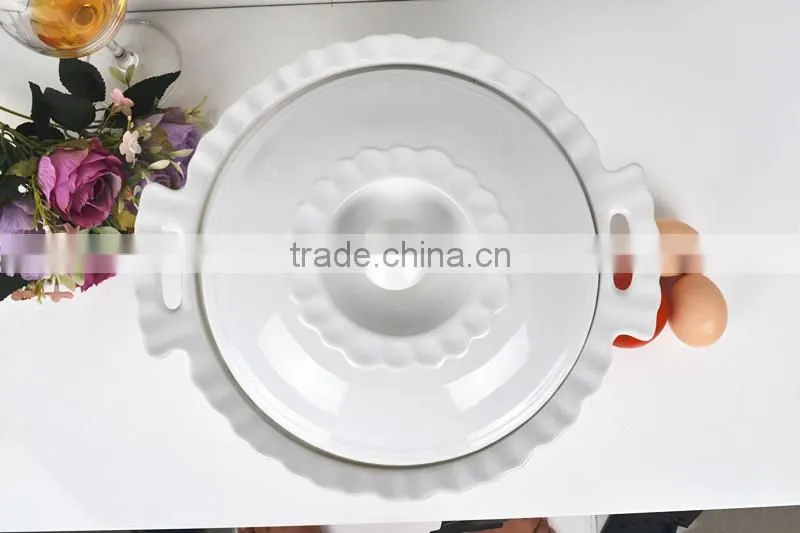 13" Round ceramic bakeware with lid