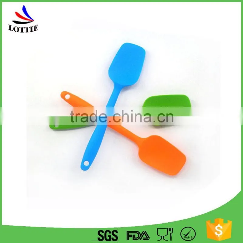 China Manufacturers kitchenware tools silicone pastry spatulas with Wooden handle