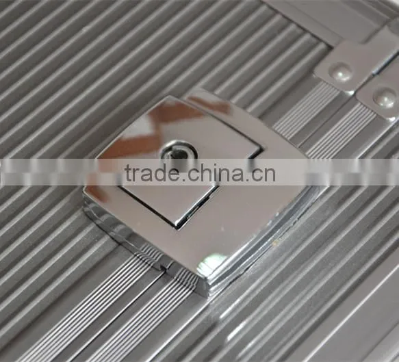 Aluminum Carrying Case with Wheels