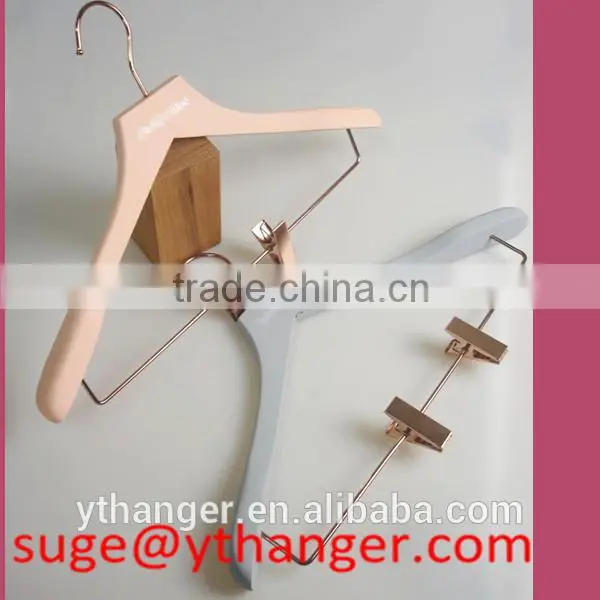WL6537 pink wooden hangers with anti-theft ring for hotels hangers