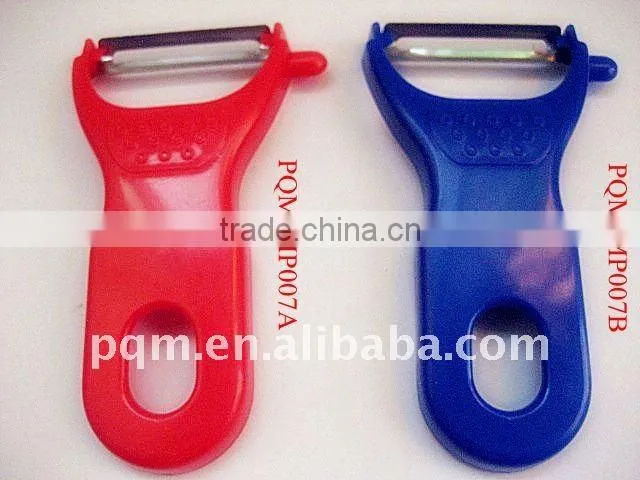 Convenient blue plastic peeler 007B