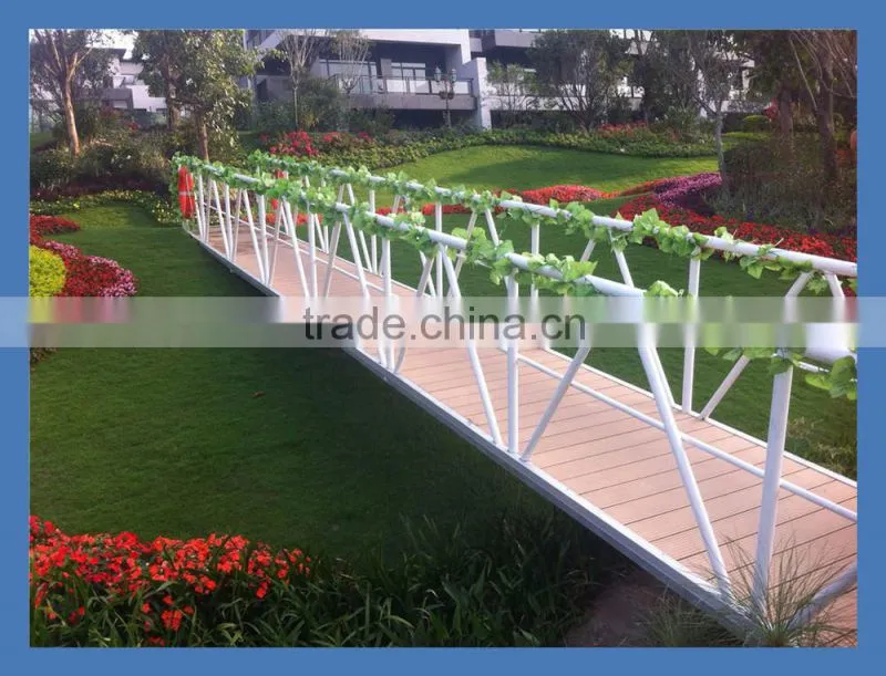 Floating pontoon dock system