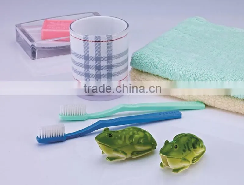 D727 Plastic Toothbrush Holder With Cover Bathroom Accessary Wall Mounted Toothbrush Holder Suction Cup