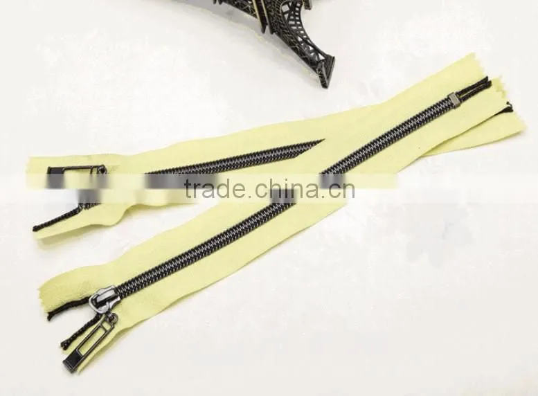 2016 Newest close-end auto lock Nylon zipper in black lacquer