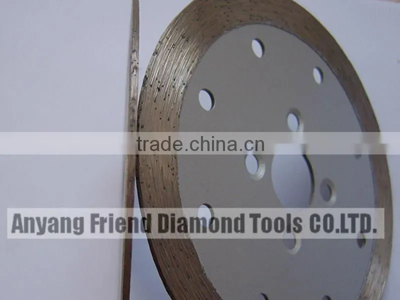 Continuous rim diamond saw blade for stone cutting