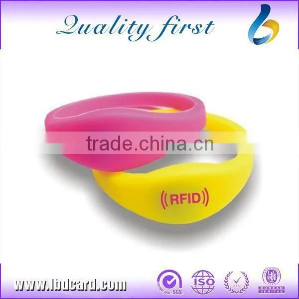 TK4100 Bracelets Customized TK4100 RFID PVC Wristbands