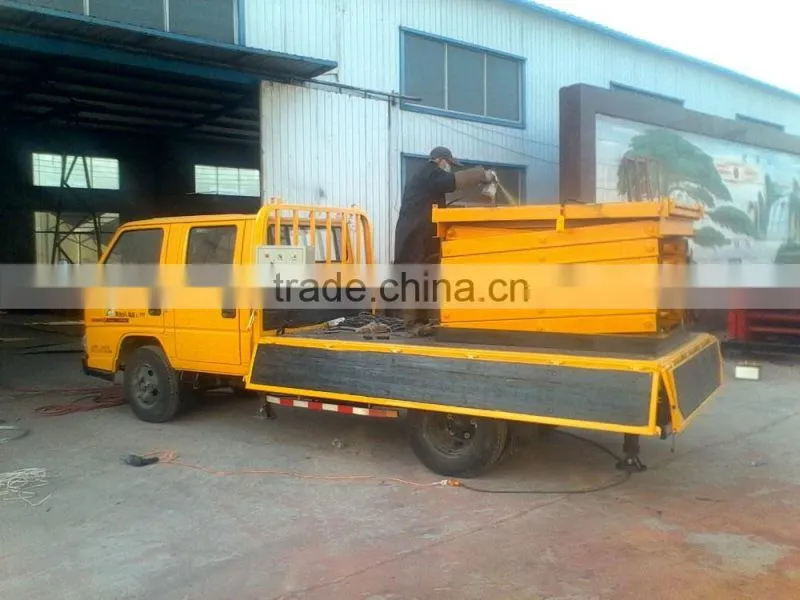 Truck-mounted scissor lift platform for fixing street light, hydraulic lift platform on truck