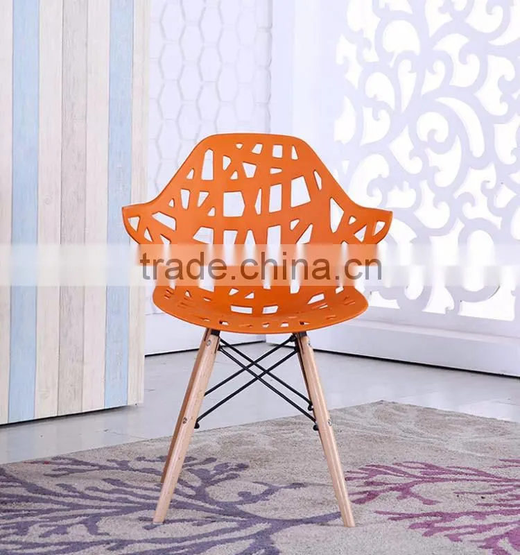 Villain Modeling Plastic Arm Chair Wooden Legs Modern Hollow Plastic Leisure Dinning Chair