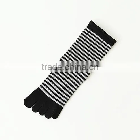 Best Socks Manufacturer Japanese OEM Design Red Black Stripes Pure Cotton Knitting Women Toe Socks