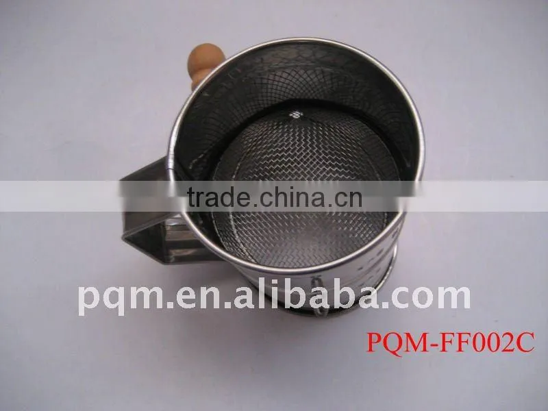 Pratical hand-rolling flour sifter 002C