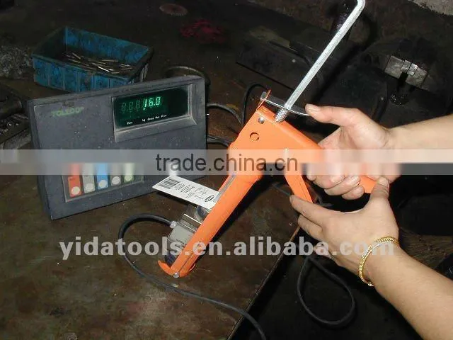 DF-00147 9" Plastic handle caulking guns