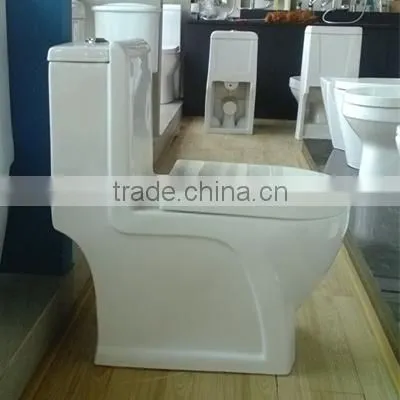 Fashionable siphonic white porcealin one piece toilet 8226