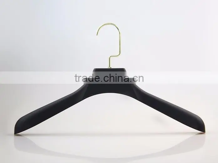 CY-586 custom brand logo with gold hook for superior rubber hanger plastic hanger