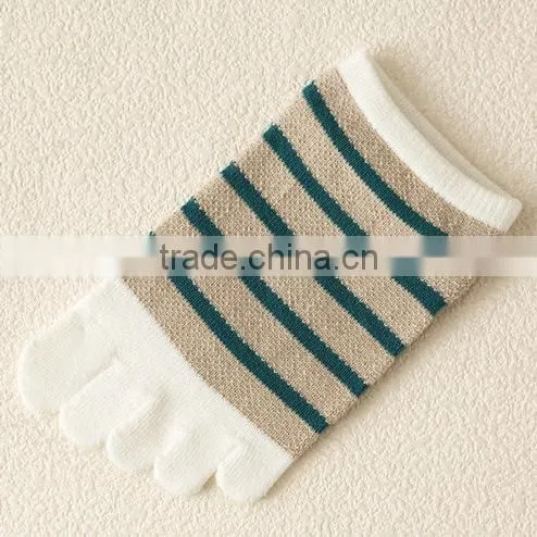 Japanese OEM Custom Design Mature High Quality Lovely Girls Blue Stripes Organic Cotton Knitting Five Fingers Sox