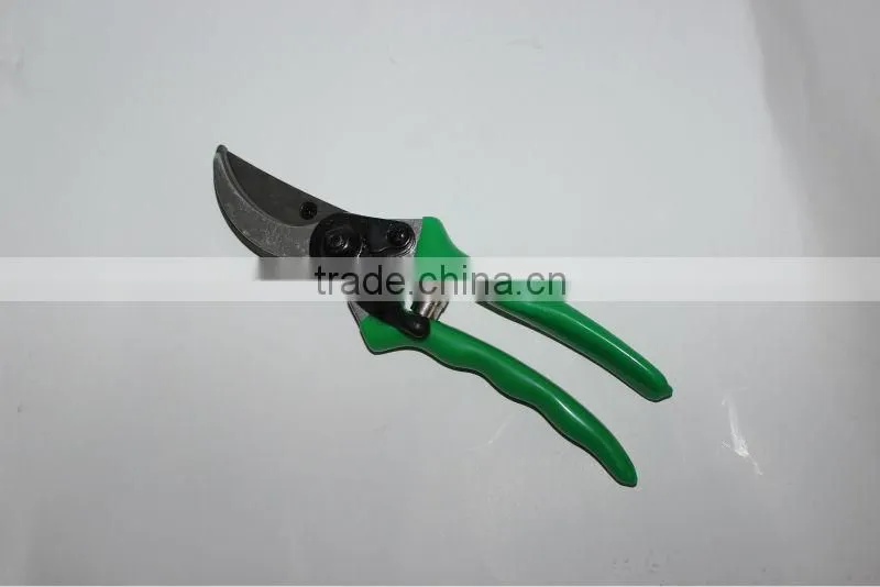 Heavy duty pruner with sharp curved cutting blades