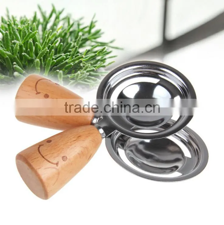 S5132 wooden handle smiling egg white separator