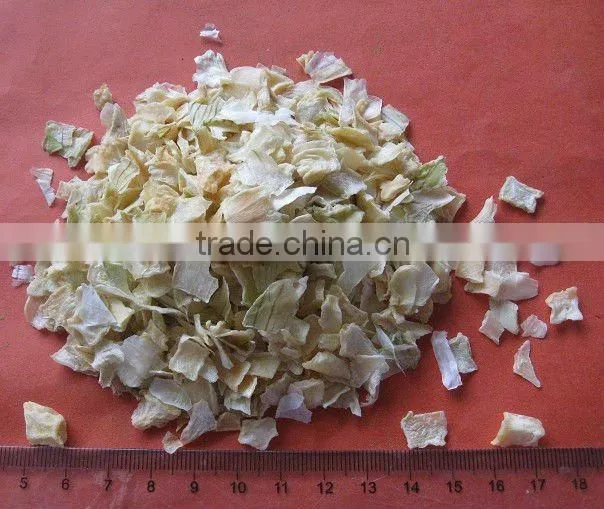 Dehydrated onion flakes