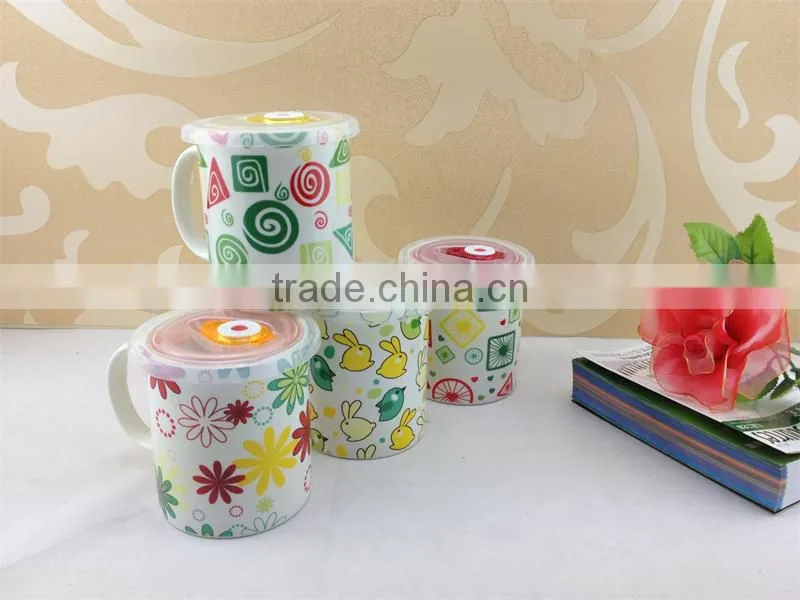 porcelain mug with plastic lid