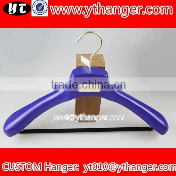 YY0513 wholesale luxury bule wide shoulder clothes hangers men suits hanger with velvet trousers bar