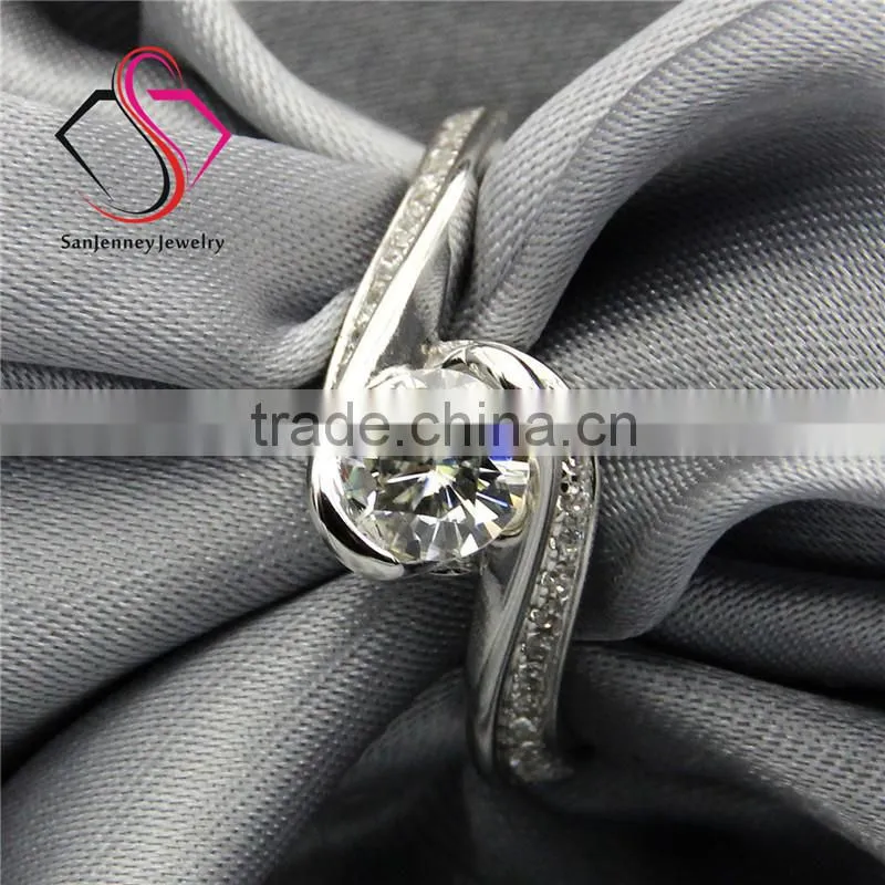 Round Brilliant Cut Forever One Moissanite 1 Carat 6.5mm Center Rose Style 14k 18k White Yellow Gold Diamond Engagement Ring