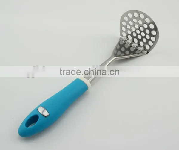 2016 hot sale kitchen utnesil stainless steel potato masher with plastic long handle
