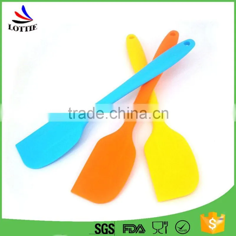 China Manufacturers kitchenware tools silicone pastry spatulas with Wooden handle