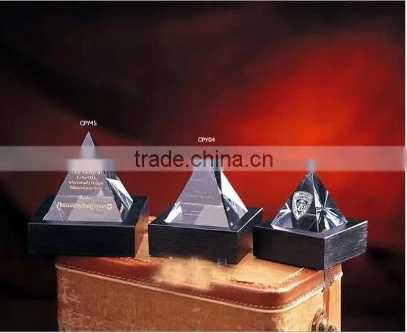 2016 wholesale natural rock crystal pyramid for parperweight