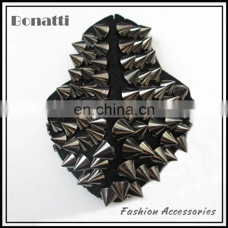 elegant ladies' button collar motif