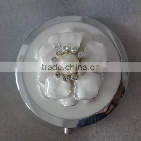 round compact mirror with decorative Eiffel Tower decor