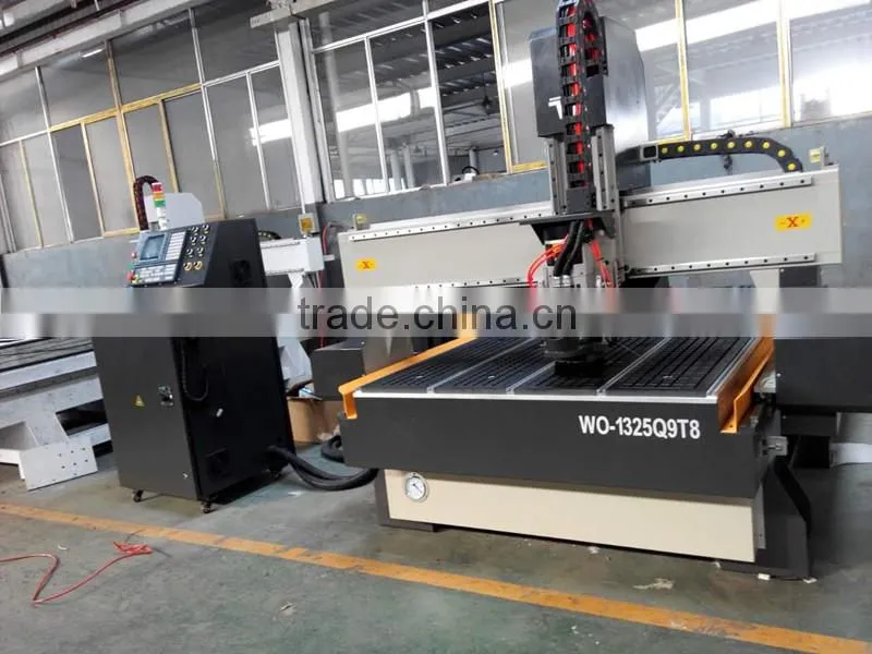 ATC woodworking cutting machine with eight tools holder and vacuum table