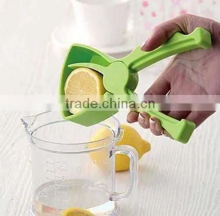 CY143 Lemon juicer clip fruit juice maker Lemon/Orange sprayer Manual Lazy Orange Reamer