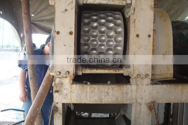 Good quality energy-saving coal powder briquetting press/pressure ball machine for sale/coal pressure ball machine