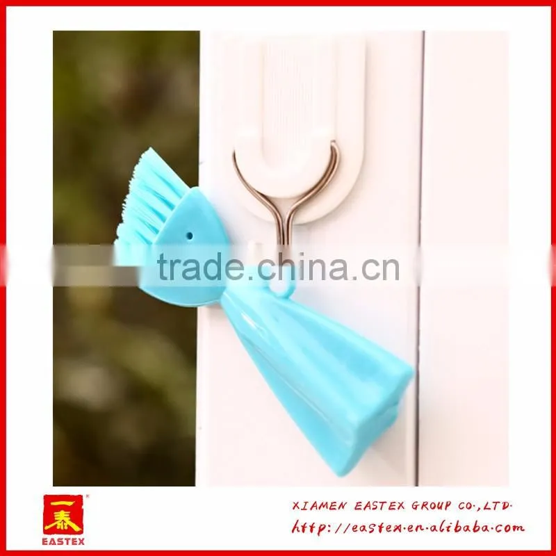 Stylish cute smile face shaped bristle brush for crevices