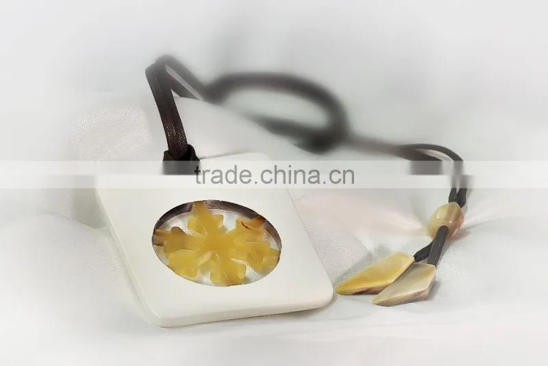 Buffalo horn necklace with lacquered finishing