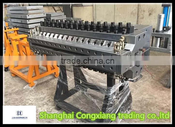 Extrusion mould for the plastic production line and extruder machine