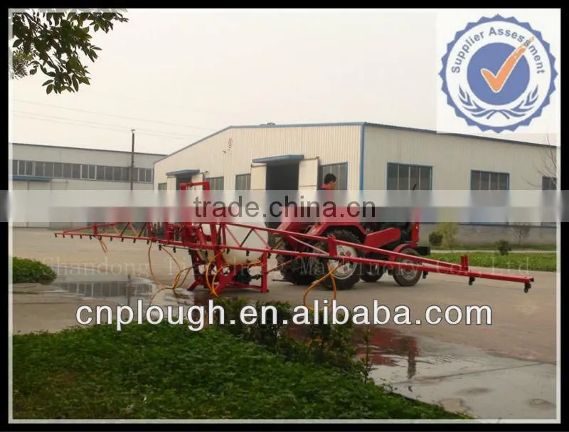 Agricultural boom sprayer