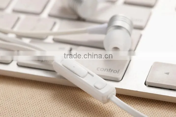Wallytech W700 Universal headphone With Microphone and Valume control