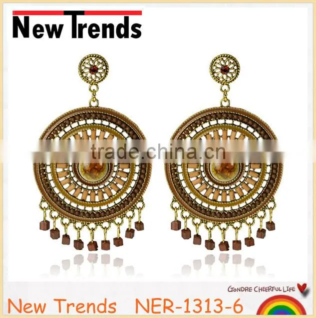 Fancy design gold earring with crystal and small plastic beads
