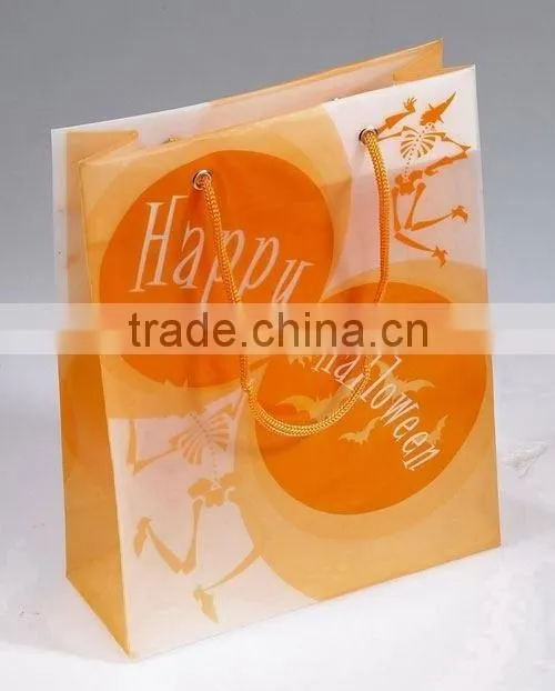 Plastic gift bag with rope handle