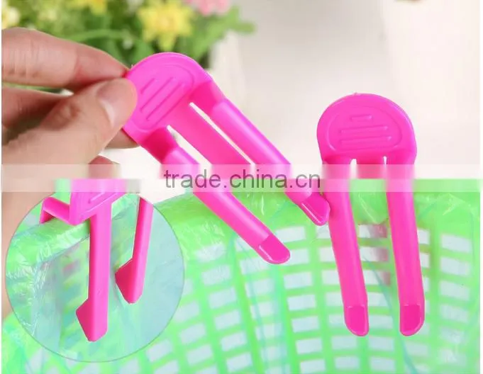 Plastic garbage bag non slip clip