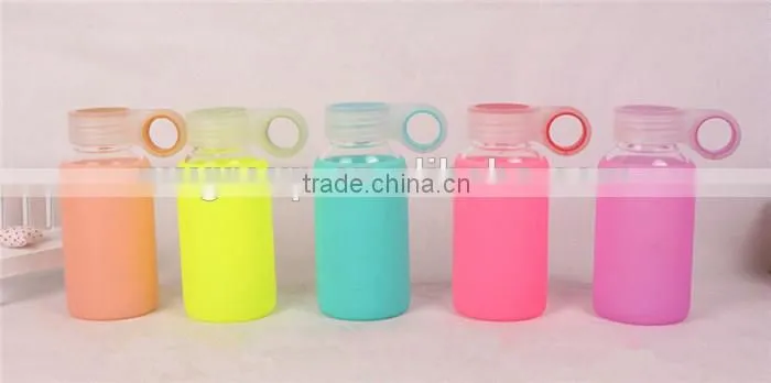Factory low price of unbreakable silicate glass water bottle,anti heating slicone sleeve glass water bottle