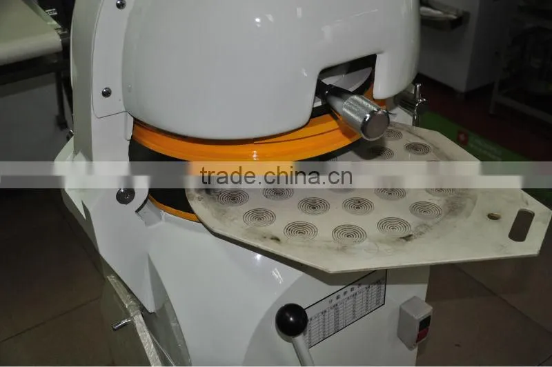 Semi-automatic dough divider and rounder for bread