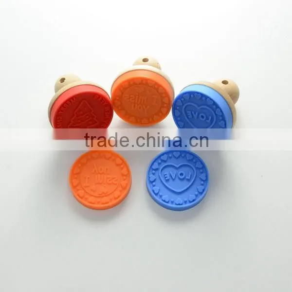 2016 New Design Wooden Handle Eco-friendly Cookie Stamp