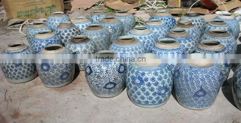 Antique porcelain blue and white container