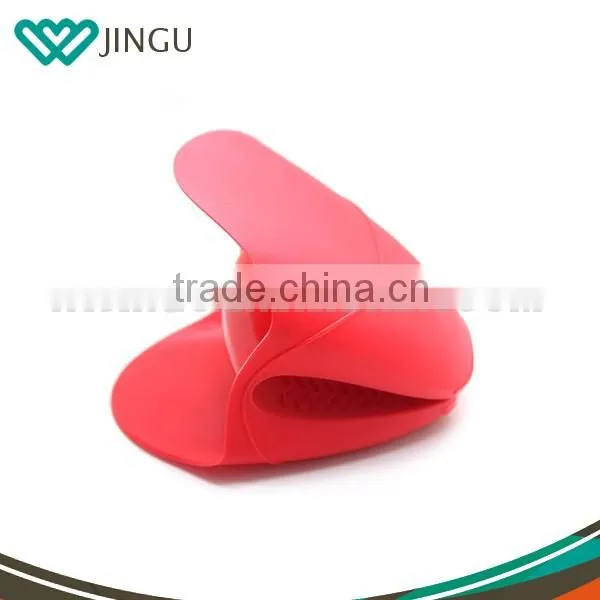 Hot selling and colorful cute silicone heat protective resistant cooking gloves