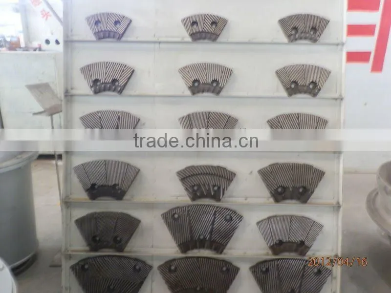 Refiner disc for paper pulp equipment