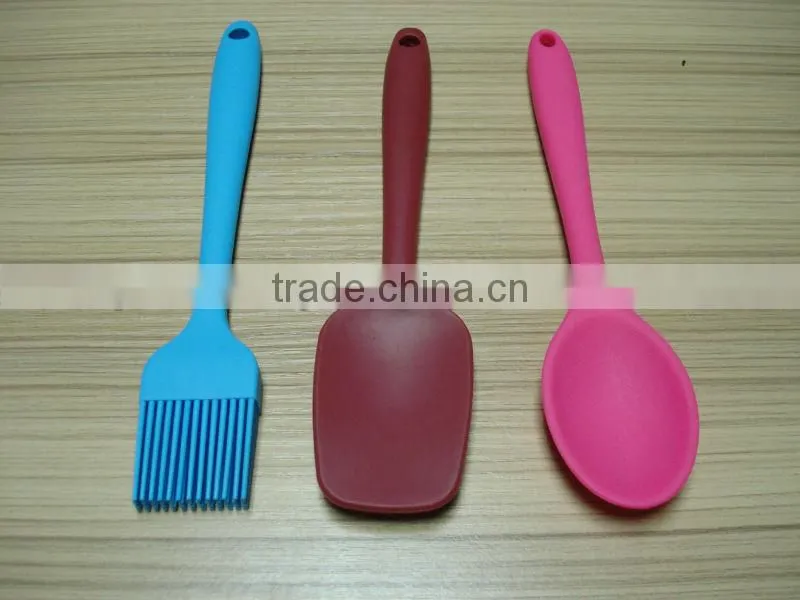 2014 wholesale soft and colored silicone spoon for babies