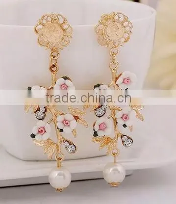 Latest design hot sale beautiful flower with pearl pendant earring